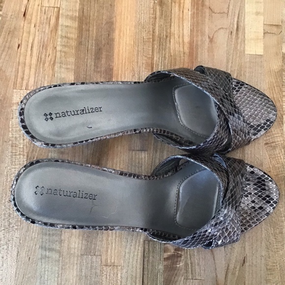 Naturalizer “Essex” faux snakeskin cross strap slip on 2.75” heels size 8.5 - Picture 2 of 9